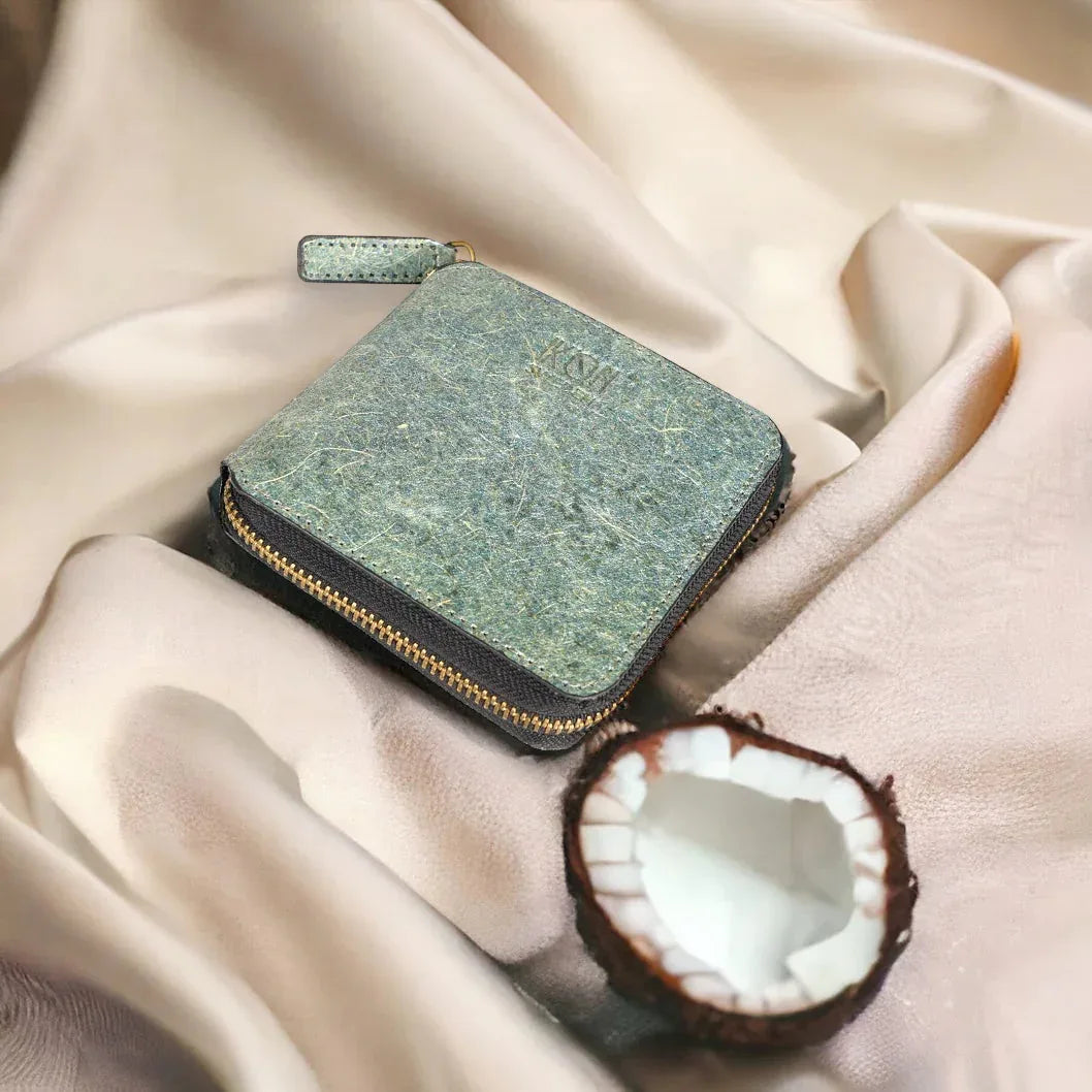 Porte-cartes compact en cuir végétal vert posé dans une mise en situation élégante, style raffiné et contemporain, idée cadeau responsable et chic – KoolKado