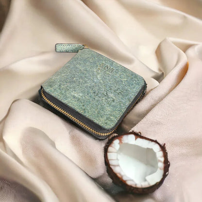 Porte-cartes compact en cuir végétal vert posé dans une mise en situation élégante, style raffiné et contemporain, idée cadeau responsable et chic – KoolKado