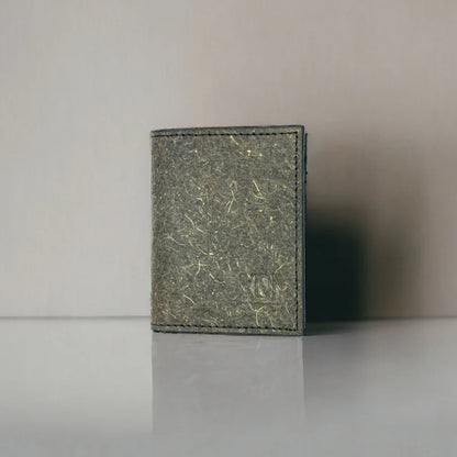 Porte-cartes compact RFID Kochi en cuir de coco végétal vu debout, idée cadeau femme minimaliste et sécurisée – Koolkado