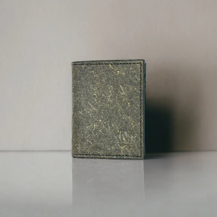 Porte-cartes compact RFID Kochi en cuir de coco végétal vu debout, idée cadeau femme minimaliste et sécurisée – Koolkado