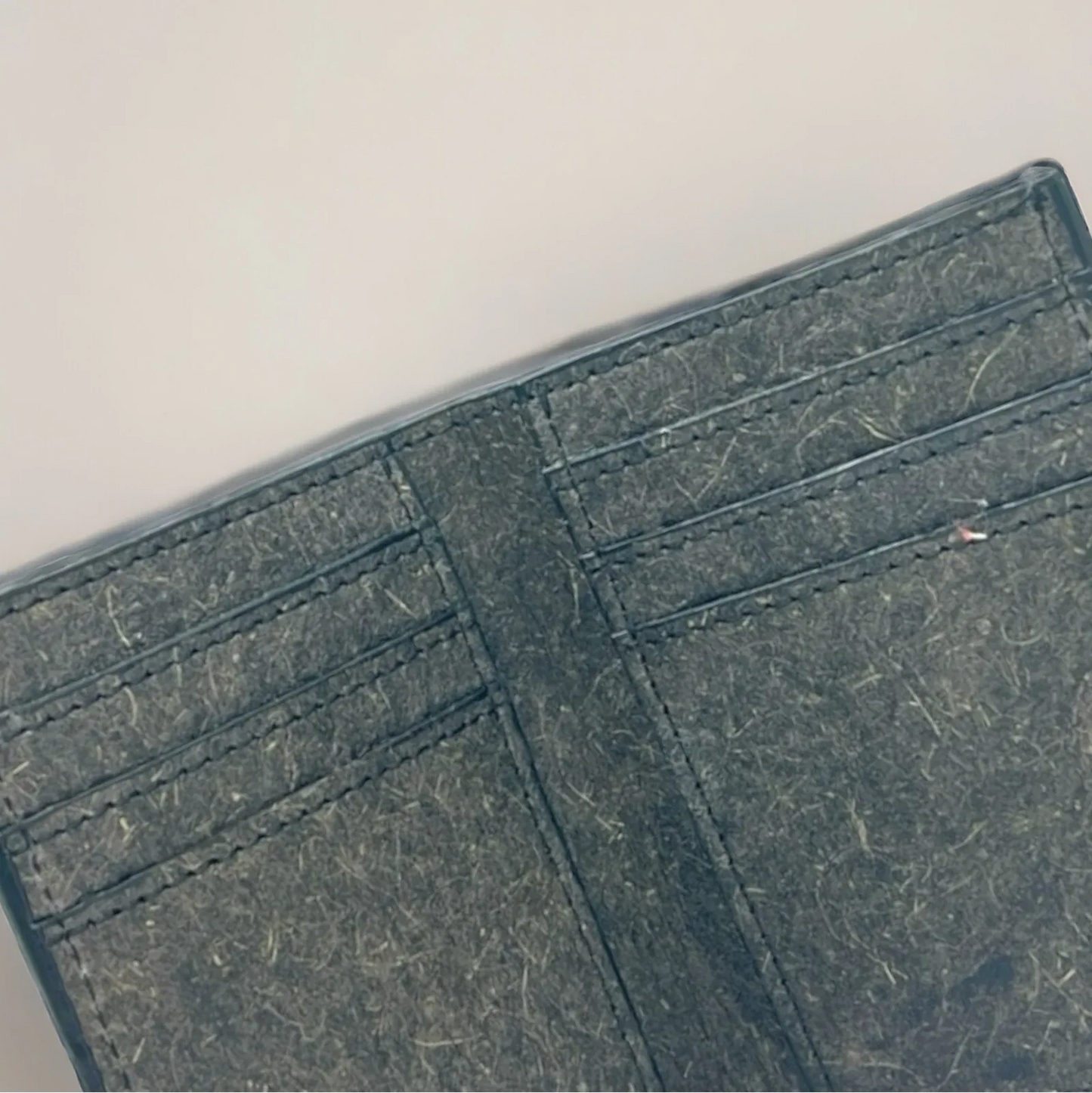 Gros plan sur la texture du cuir de coco végétal du porte-cartes RFID Kochi, idée cadeau femme durable – Koolkado