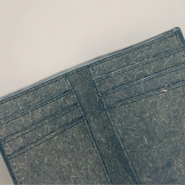 Gros plan sur la texture du cuir de coco végétal du porte-cartes RFID Kochi, idée cadeau femme durable – Koolkado