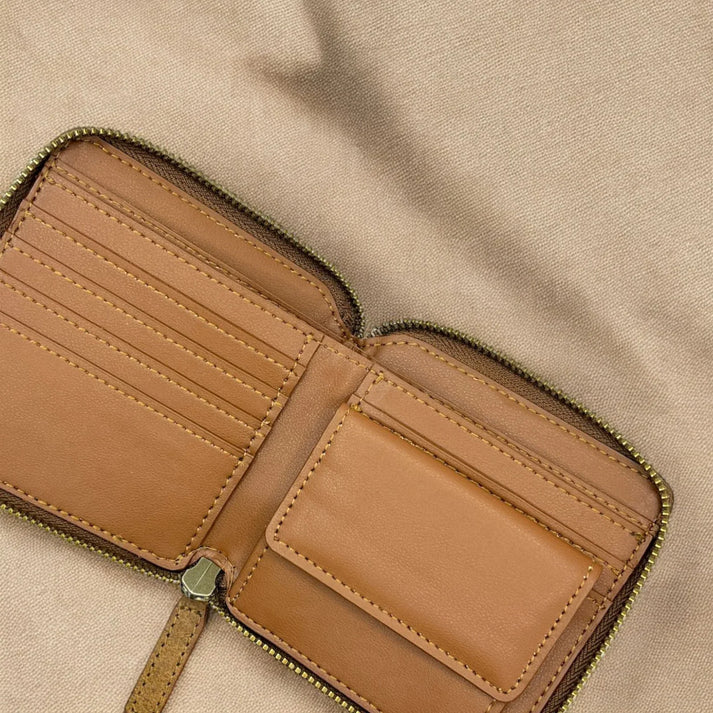 Porte-cartes compact en cuir végétal présenté ouvert, format pratique et finitions soignées, idée cadeau élégante pour le quotidien – KoolKado