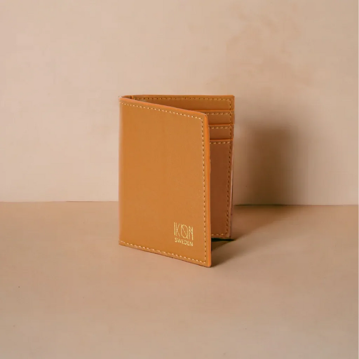 Porte-cartes en cuir de cactus cognac mis en scène, idée cadeau femme minimaliste et responsable – Koolkado