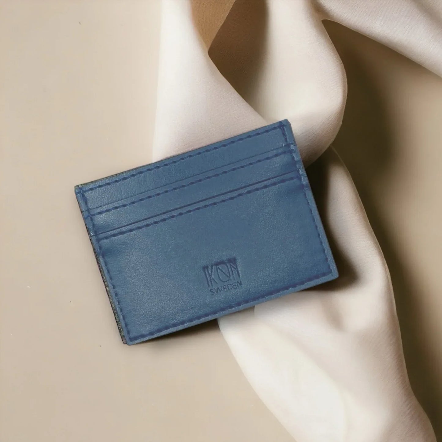 Porte-cartes en cuir de pomme bleu côtier mis en scène, idée cadeau femme minimaliste et éco-responsable – Koolkado