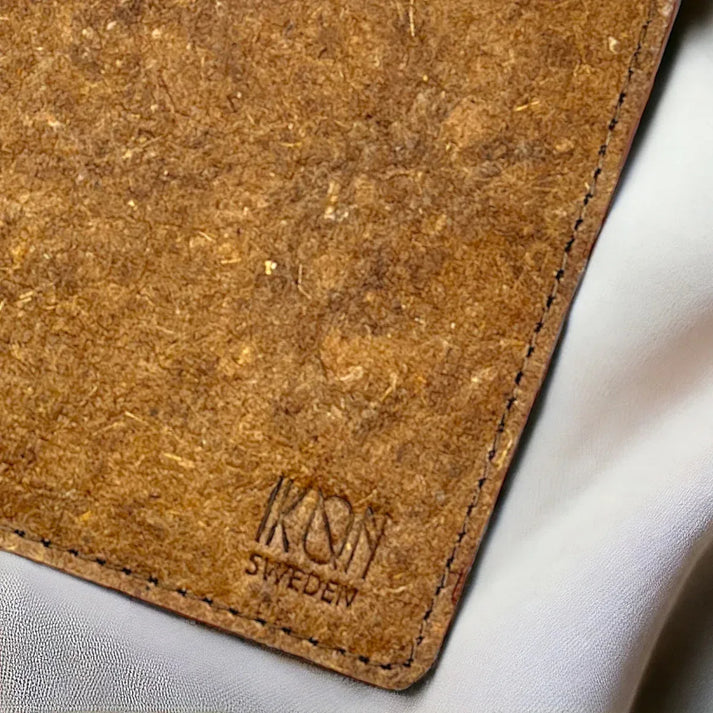 Détail de la texture naturelle et du logo embossé d’un porte-cartes en cuir végétal de coco, finition authentique et élégante, idée cadeau responsable – KoolKado