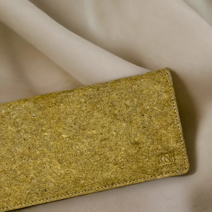 Porte-cartes en cuir végétal jaune à texture naturelle, design épuré avec logo discret, idée cadeau élégante et responsable – KoolKado