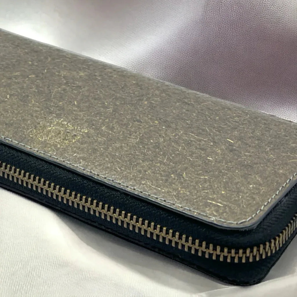 Détail de la texture et de la fermeture d’un porte-cartes en cuir végétal vert, finitions soignées et élégantes, idée cadeau responsable – KoolKado