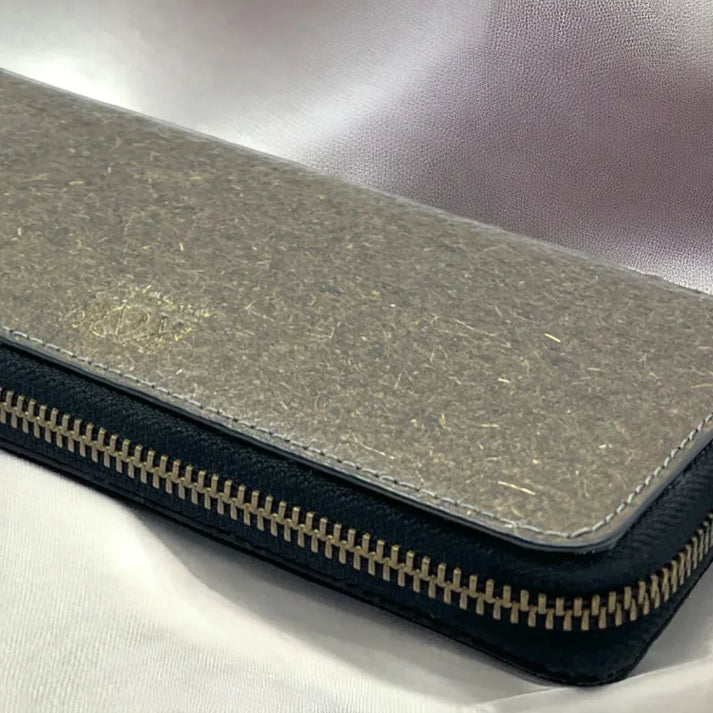 Détail de la texture et de la fermeture d’un porte-cartes en cuir végétal vert, finitions soignées et élégantes, idée cadeau responsable – KoolKado