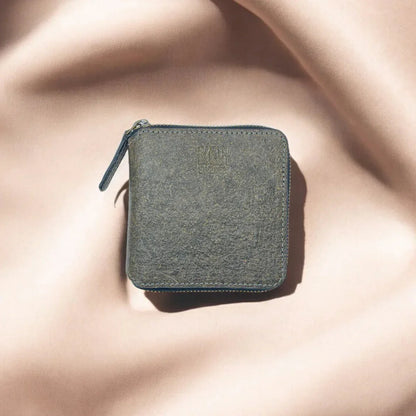 Porte-cartes fermé en cuir végétal vert, design compact et soigné, idée cadeau utile et élégante – KoolKado