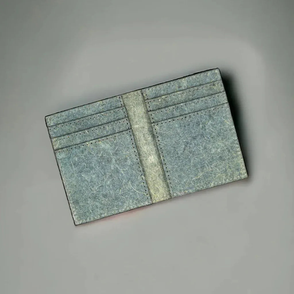 Intérieur du porte-cartes Kivik en cuir végétal de pomme vert, finitions et rangements visibles, idée cadeau élégante – KoolKado