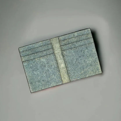 Intérieur du porte-cartes Kivik en cuir végétal de pomme vert, finitions et rangements visibles, idée cadeau élégante – KoolKado