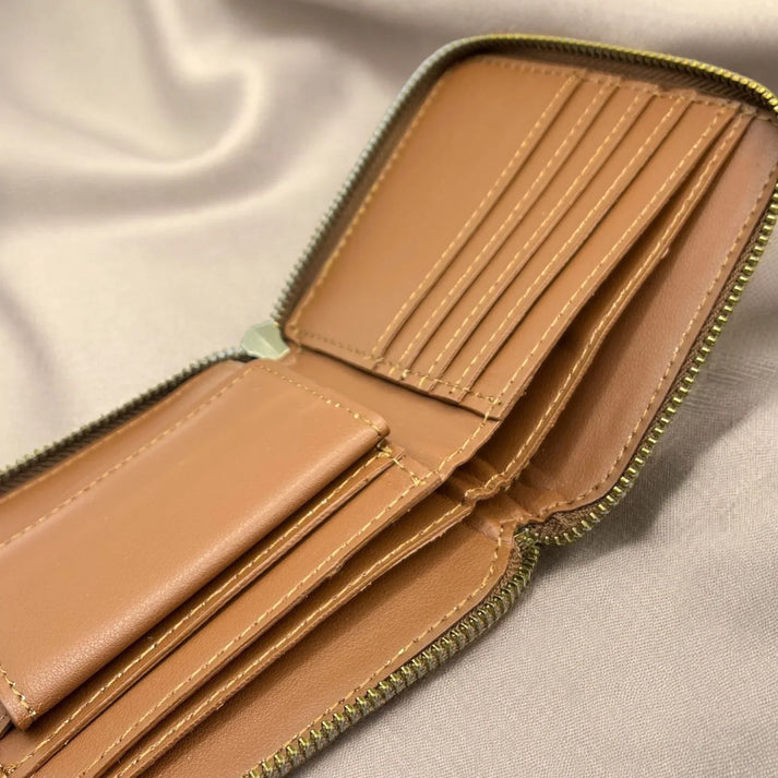 Intérieur d’un porte-cartes pour femme en cuir végétal avec rangements pour cartes, organisation pratique et élégante, idée cadeau utile – KoolKado