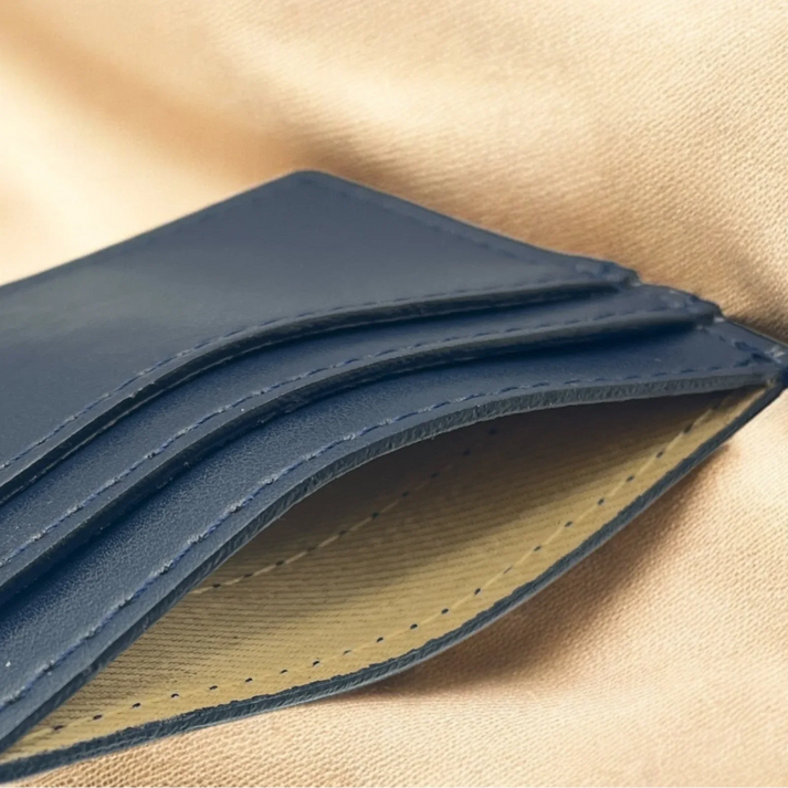 Intérieur du porte-cartes slim en cuir de pomme bleu côtier, rangements cartes et format ultra-fin – idée cadeau femme Koolkado