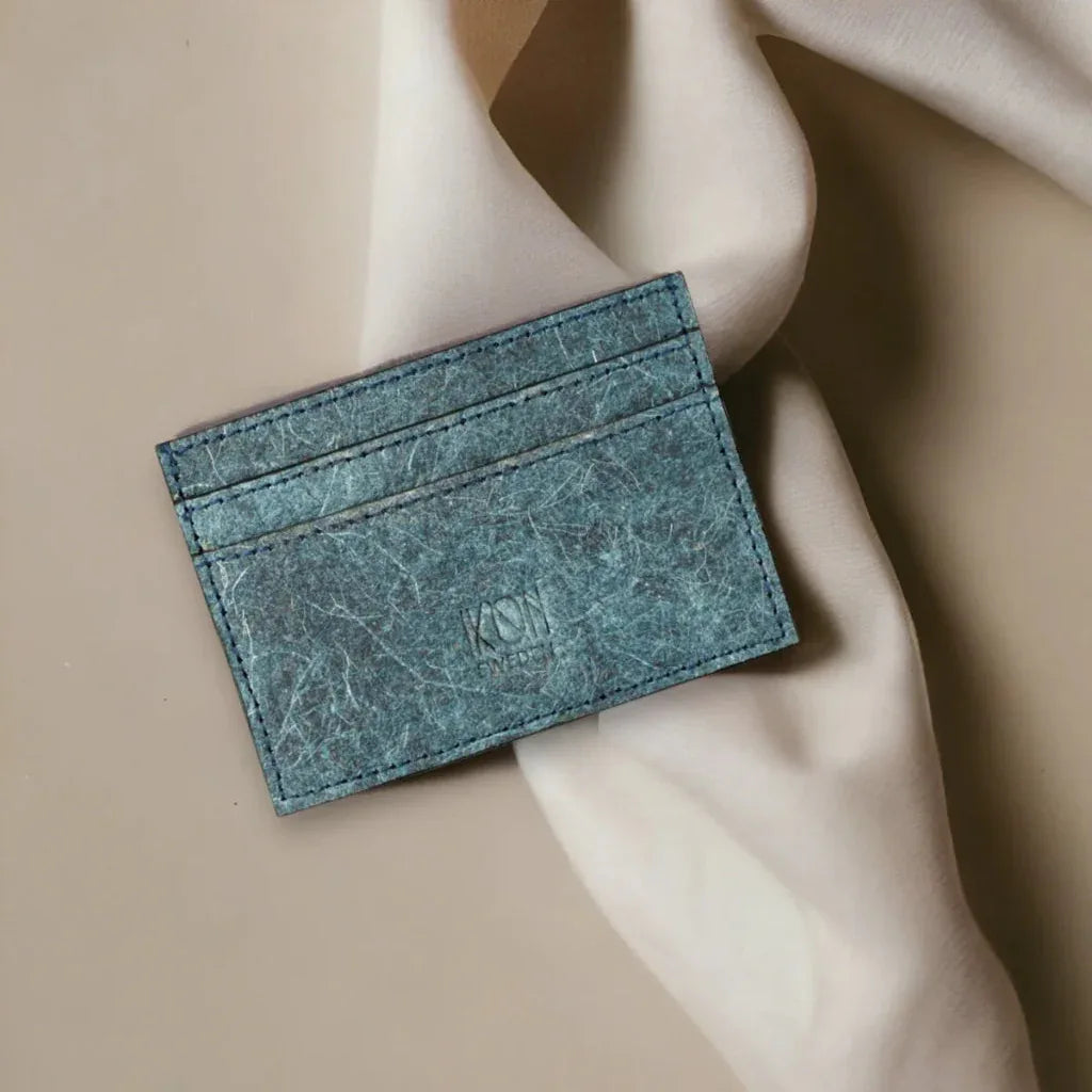 Porte-cartes slim IKON Sweden en cuir végétal de noix de coco bleu, texture naturelle et design épuré, idée cadeau élégante et responsable – KoolKado