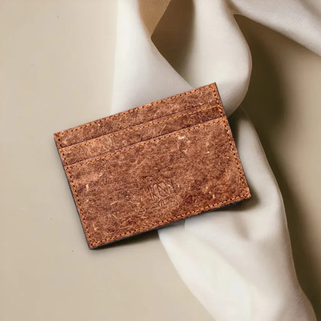 Porte-cartes slim IKON Sweden en cuir végétal de noix de coco couleur camel. Design minimaliste, finitions soignées, alternative éthique et élégante au cuir traditionnel.