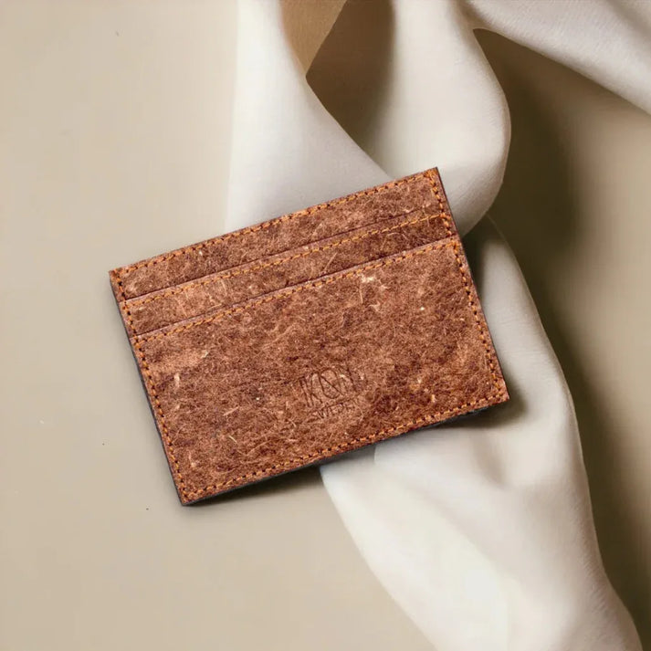 Porte-cartes slim IKON Sweden en cuir végétal de noix de coco couleur camel. Design minimaliste, finitions soignées, alternative éthique et élégante au cuir traditionnel.