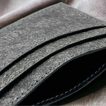 Détail de l’épaisseur et de la texture du cuir de coco végétal du porte-cartes Kochi, idée cadeau femme engagée – Koolkado