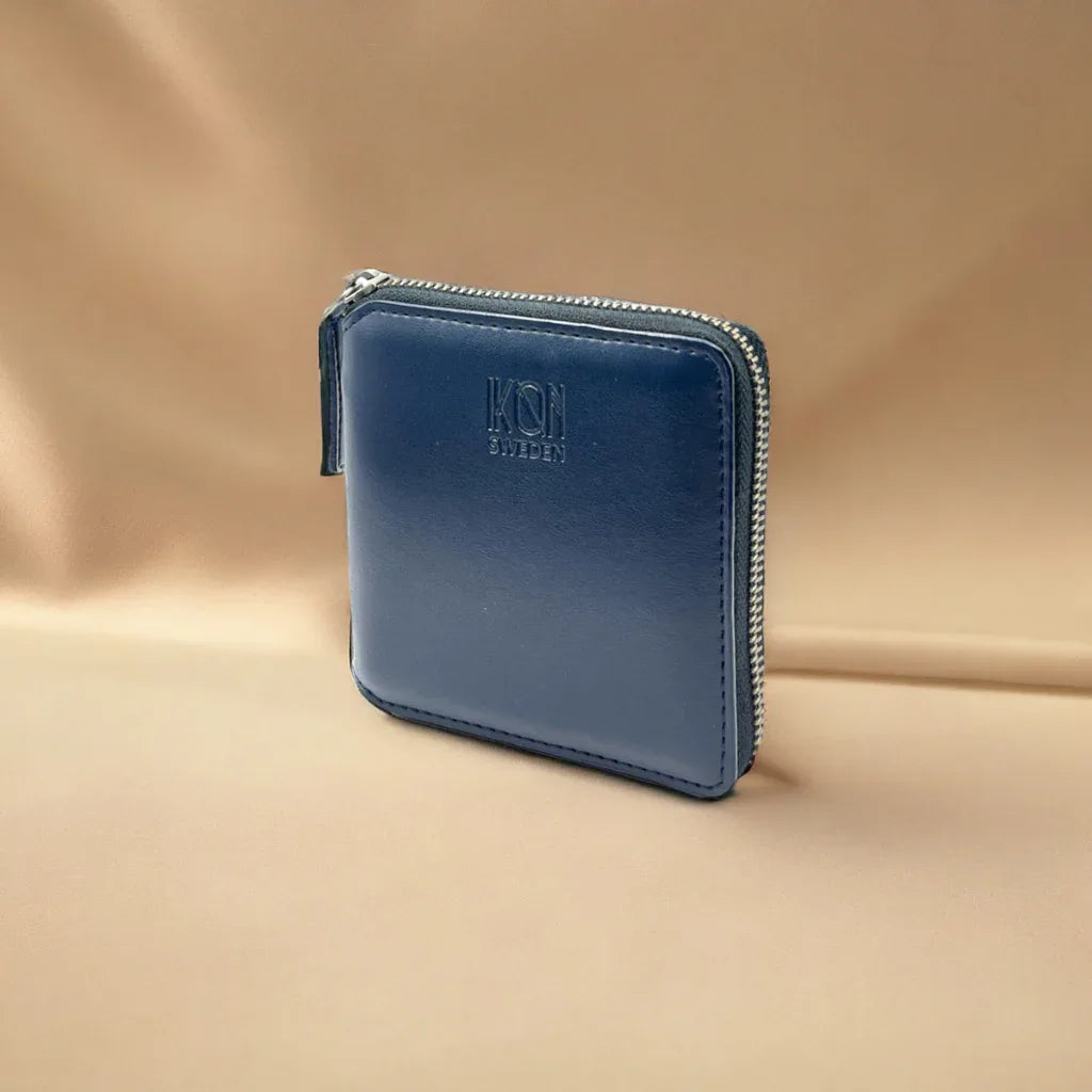 Porte-cartes zippé bleu en cuir végétal présenté seul, design compact et finitions élégantes, idée cadeau chic et responsable – KoolKado
