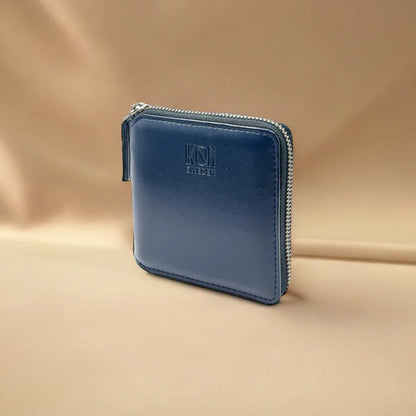 Porte-cartes zippé bleu en cuir végétal présenté seul, design compact et finitions élégantes, idée cadeau chic et responsable – KoolKado