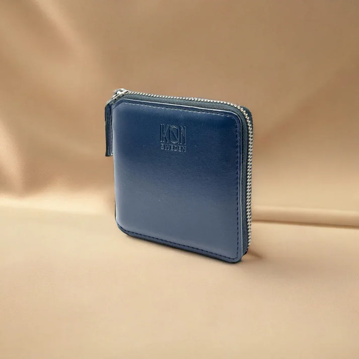 Porte-cartes zippé bleu en cuir végétal présenté seul, design compact et finitions élégantes, idée cadeau chic et responsable – KoolKado