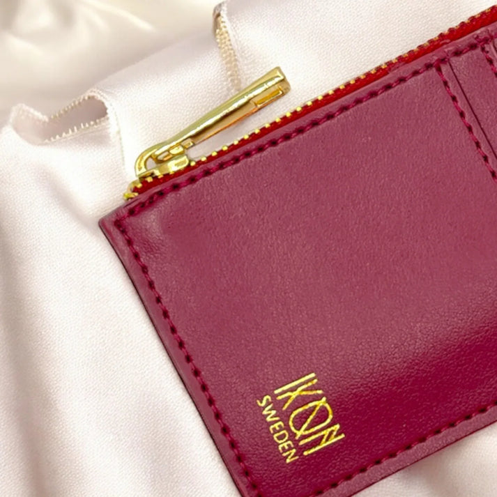 Détail de la fermeture zippée et des finitions d’un porte-cartes bordeaux en cuir végétal, qualité soignée et élégante, idée cadeau premium – KoolKado