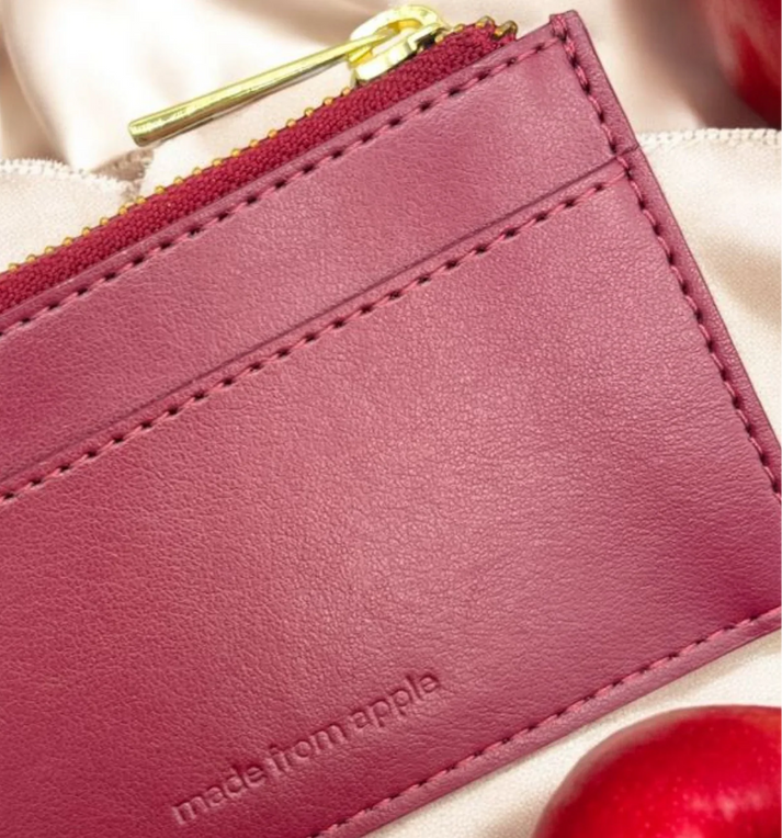 Détail de la texture d’un porte-cartes zippé bordeaux en cuir végétal, finitions soignées et élégantes, idée cadeau raffinée – KoolKado