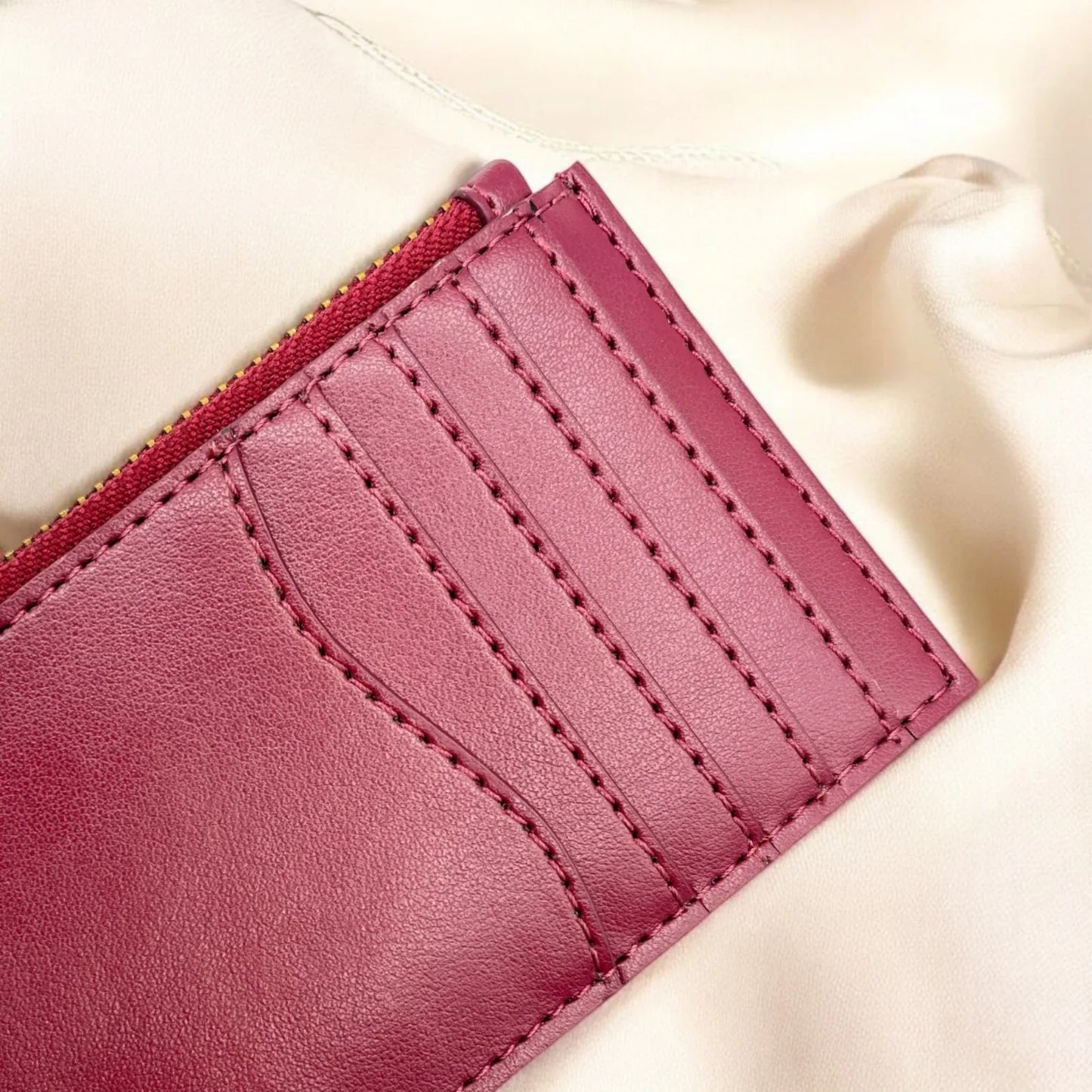 Face avant d’un porte-cartes zippé bordeaux en cuir végétal avec logo embossé, design compact et chic, idée cadeau responsable – KoolKado