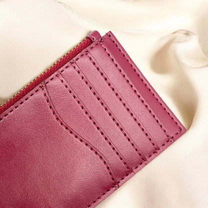 Face avant d’un porte-cartes zippé bordeaux en cuir végétal avec logo embossé, design compact et chic, idée cadeau responsable – KoolKado