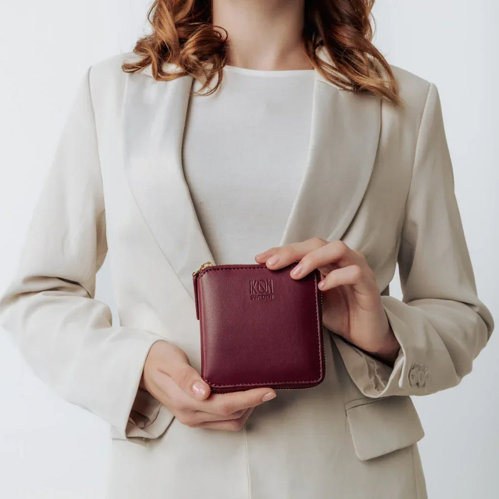 Porte-cartes zippé pour femme porté à la main, style élégant et contemporain, cuir végétal et format compact, idée cadeau raffinée – KoolKado