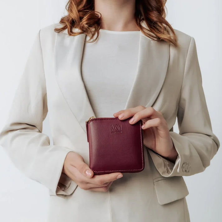 Porte-cartes zippé pour femme porté à la main, style élégant et contemporain, cuir végétal et format compact, idée cadeau raffinée – KoolKado