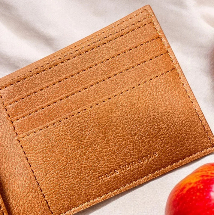 Détail du cuir végétal de pomme du portefeuille classique RFID cognac, finitions soignées, idée cadeau élégante – KoolKado