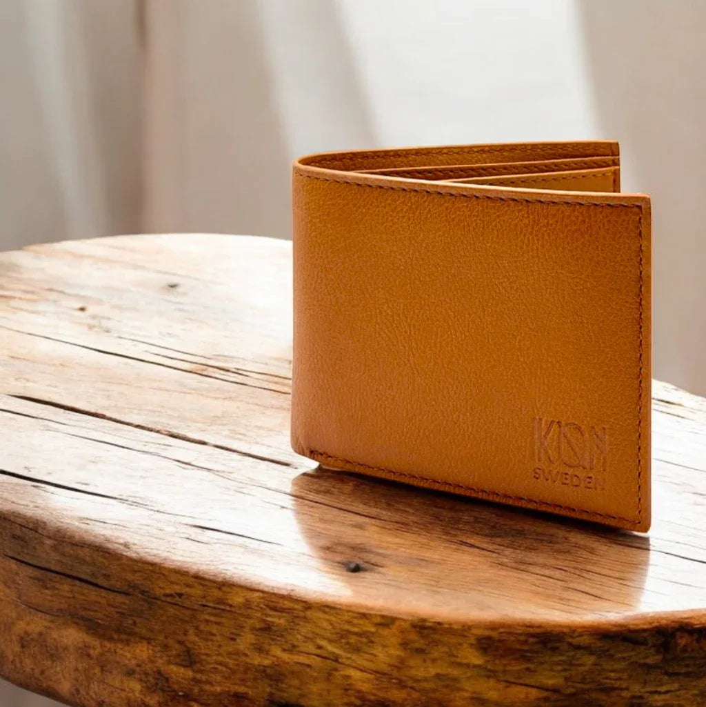 Portefeuille classique RFID IKON Sweden en cuir végétal de pomme cognac, posé en situation sur bois, idée cadeau élégante et responsable – KoolKado
