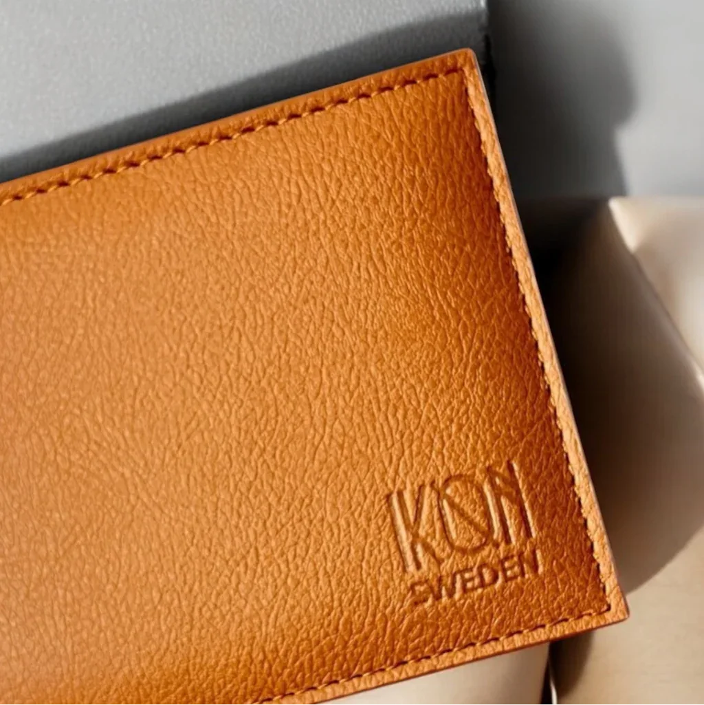 Face avant du portefeuille classique RFID IKON Sweden en cuir végétal de pomme cognac, design épuré et responsable – KoolKado