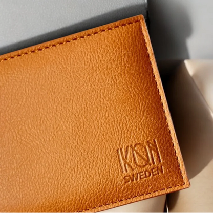 Face avant du portefeuille classique RFID IKON Sweden en cuir végétal de pomme cognac, design épuré et responsable – KoolKado