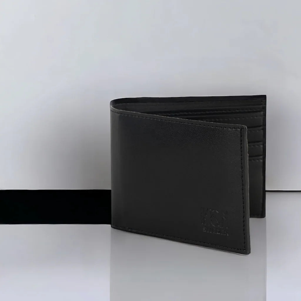 Détail du portefeuille classique RFID noir en cuir végétal de pomme, finitions et logo IKON Sweden visibles – KoolKado