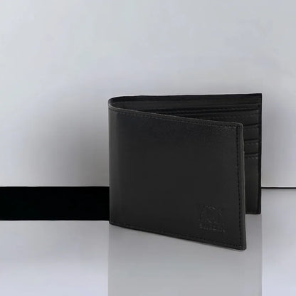 Détail du portefeuille classique RFID noir en cuir végétal de pomme, finitions et logo IKON Sweden visibles – KoolKado