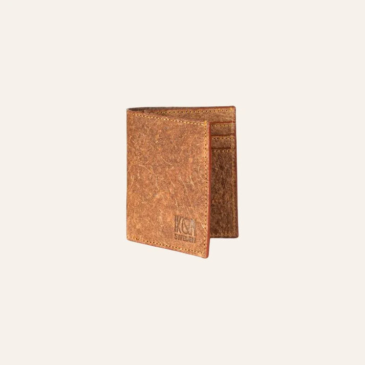Portefeuille compact Kivik en cuir végétal de pomme cognac, accessoire élégant et durable, idée cadeau intemporelle – KoolKado