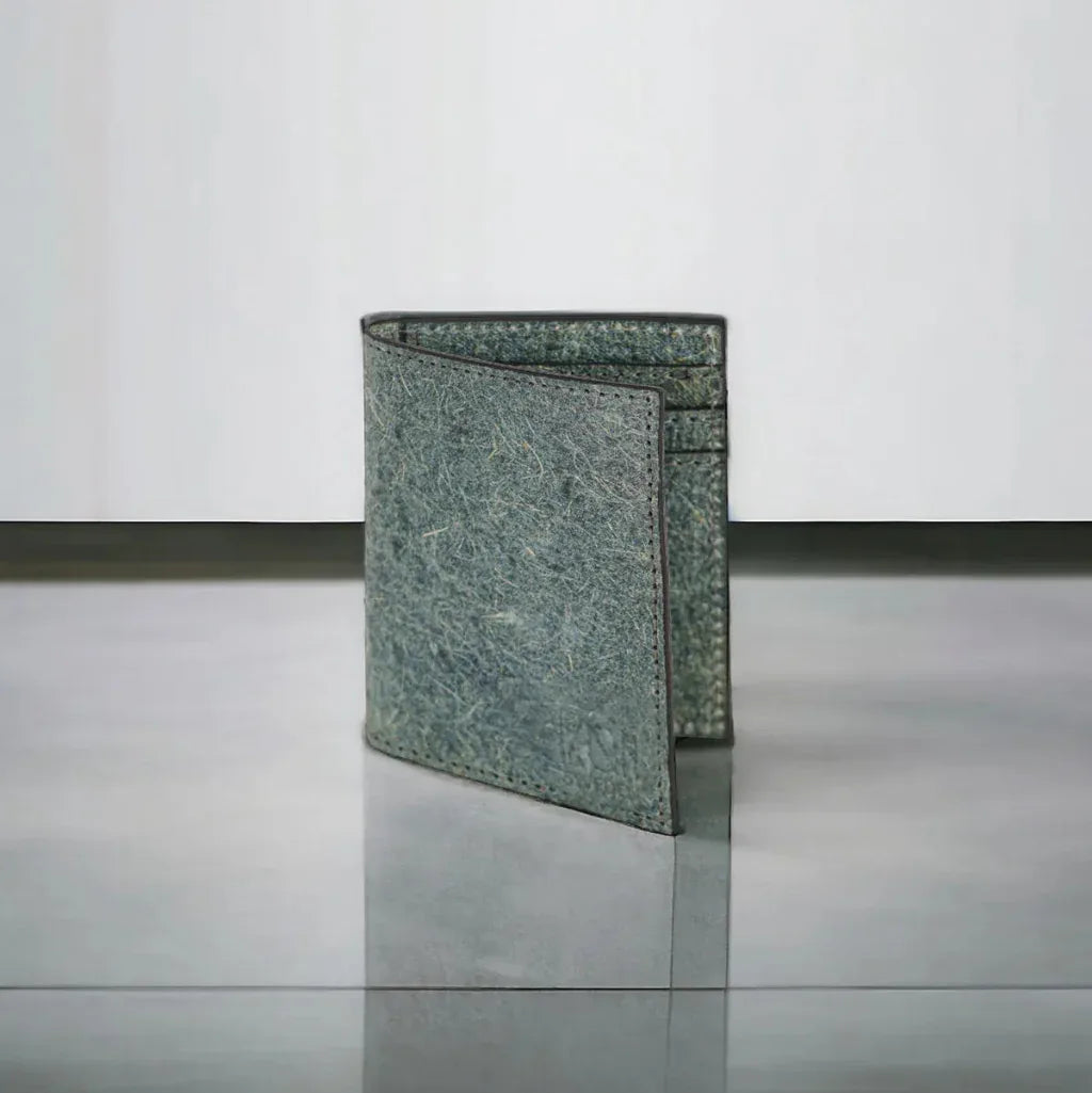 Portefeuille compact Kivik en cuir végétal de pomme vert texturé, idée cadeau élégante et responsable – KoolKado