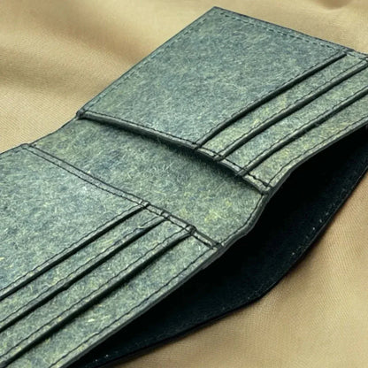 Détail intérieur du portefeuille compact RFID en cuir végétal de noix de coco, rangements et finitions visibles, idée cadeau élégante et responsable – KoolKado