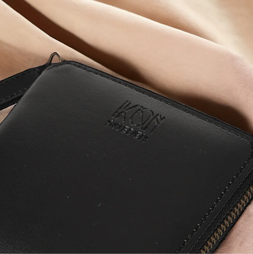 Détail du cuir de pomme végétal et des finitions du portefeuille Kivik, idée cadeau femme durable – Koolkado