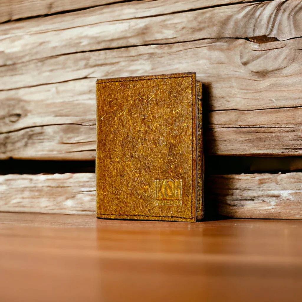 Portefeuille compact Kochi en cuir de coco végétal posé dans un décor naturel, idée cadeau femme engagée – Koolkado