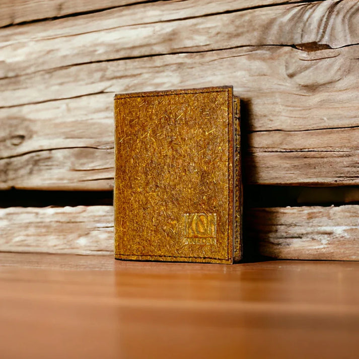 Portefeuille compact Kochi en cuir de coco végétal posé dans un décor naturel, idée cadeau femme engagée – Koolkado
