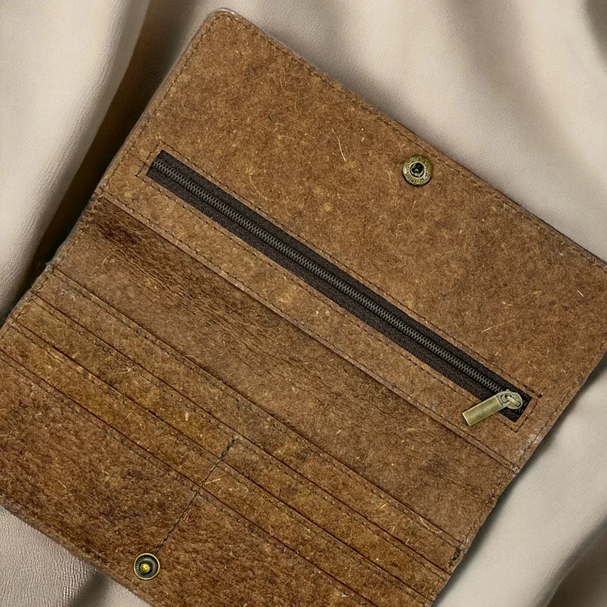 Intérieur ouvert d’un portefeuille long en cuir végétal de coco avec rangements pour cartes et poche zippée, finitions soignées, idée cadeau élégante – KoolKado