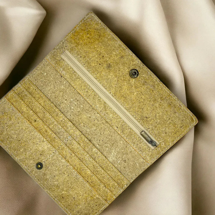 Intérieur ouvert d’un portefeuille long en cuir végétal jaune avec rangements pour cartes et poche zippée, organisation soignée et élégante, idée cadeau responsable – KoolKado
