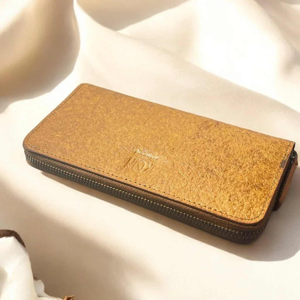 Texture naturelle du cuir de coco végétal sur le portefeuille long Kochi, idée cadeau femme engagée – Koolkado