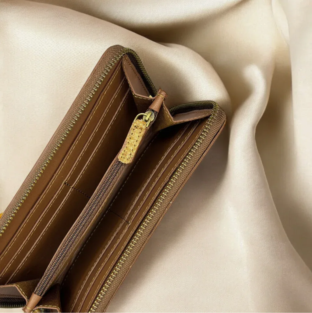 Fermeture zippée YKK du portefeuille long Kochi en cuir de coco végétal, idée cadeau femme durable et soignée – Koolkado