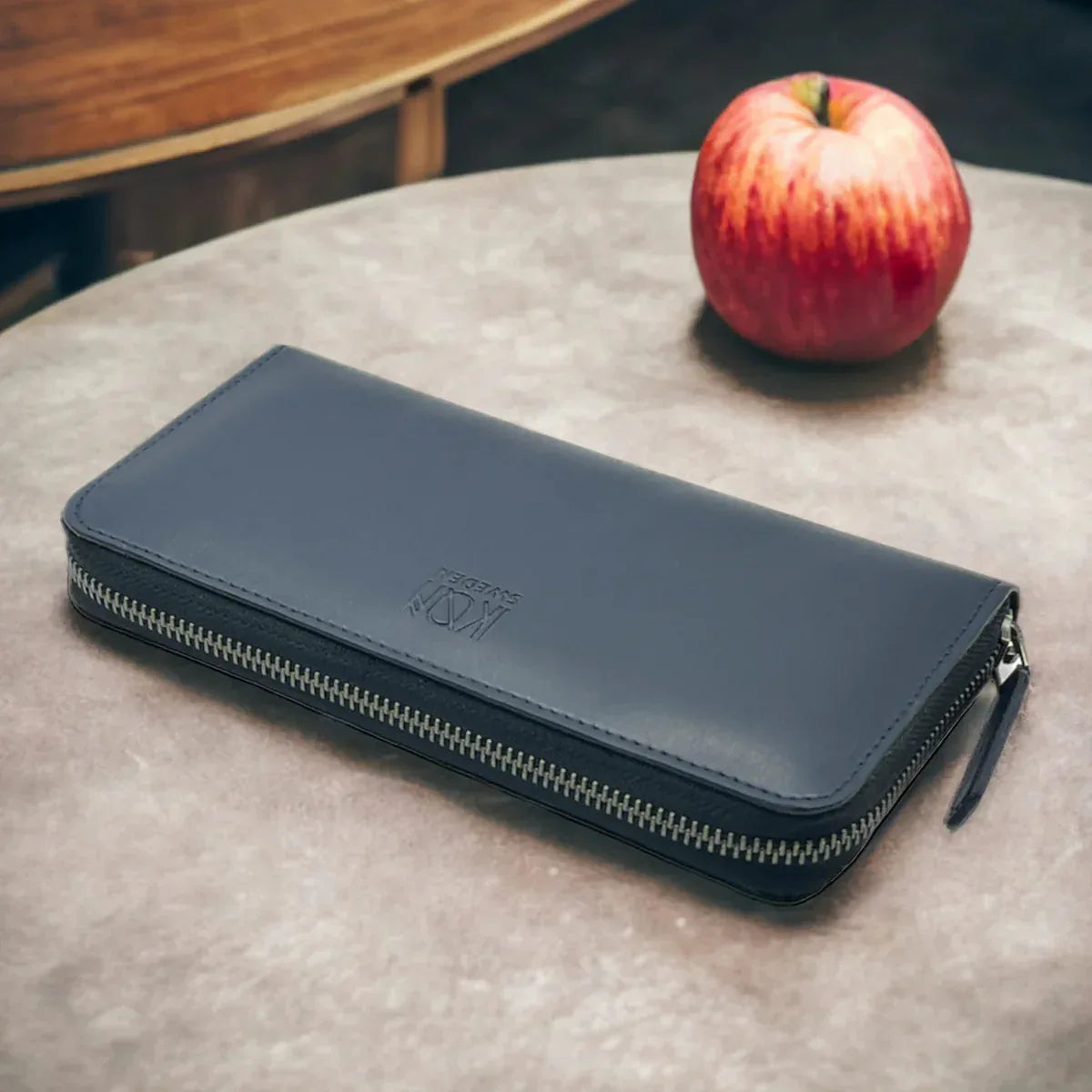 Portefeuille long zippé pour femme en cuir végétal posé dans un univers élégant et contemporain, idée cadeau raffinée pour le quotidien – KoolKado