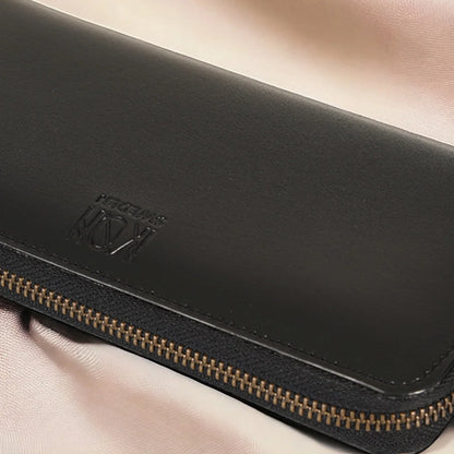 Détail extérieur d’un portefeuille long zippé en cuir végétal noir avec logo embossé et fermeture zippée, finition élégante et soignée, idée cadeau premium – KoolKado