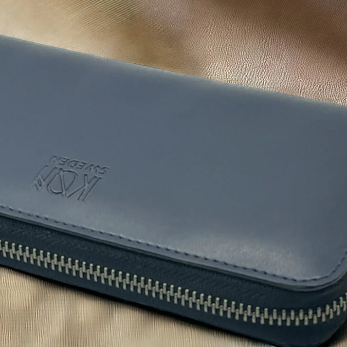 Détail du logo embossé et de la fermeture zippée d’un portefeuille long pour femme en cuir végétal, finition élégante et soignée, idée cadeau premium – KoolKado